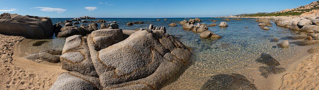 Frankreich, Corse du Sud, Campomoro, Tizzano, Wanderung auf dem Küstenpfad im Senetosa-Reservat, Panoramablick auf die unberührte Küste und ihre seltsamen Granitfelsen