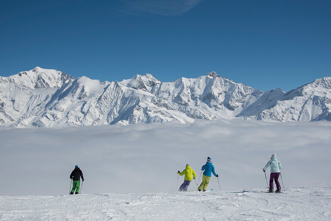 Frankreich, Haute Savoie, Massiv des Mont Blanc, die Contamines Montjoie, der Ski auf den Spuren der Nadel Croche über dem Wolkenmeer und den Gipfeln des Massivs des Mont Blanc