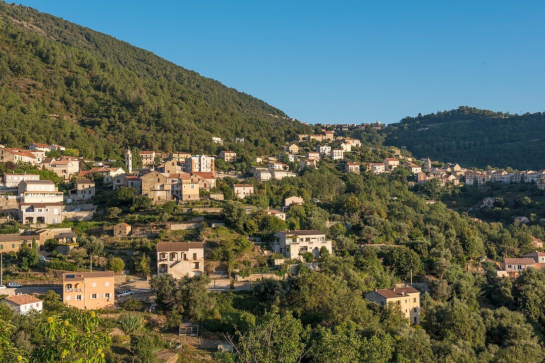 Frankreich, Haute Corse, Venaco, Gesamtansicht des Dorfes sowie des Weilers Lugo und des Col de Belle Granaje