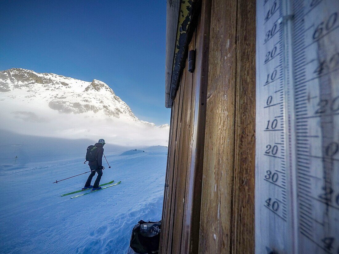 Frankreich, Isère (38), Belledonne, Chamrousse, Robert Lakes, in der Unterkunft des Dive Xtreme Clubs ist ein Team von Tauchern dabei, unter dem Eis zu tauchen