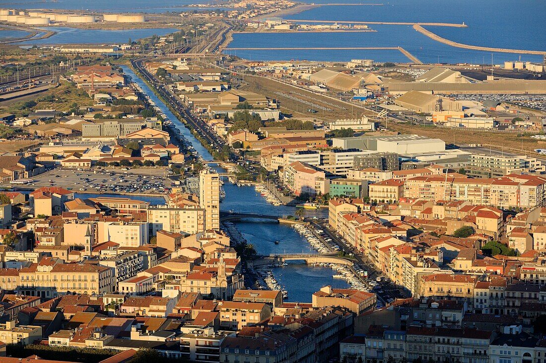 Frankreich, Herault, Sete, Leuchtturm der Mole Saint Louis, Jachthafen