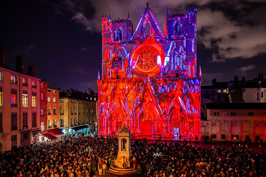 Frankreich, Rhone, Lyon, Stadtteil Vieux-Lyon, historische Stätte, die von der UNESCO zum Weltkulturerbe erklärt wurde, die Kathedrale von Lyon (Cathedrale Saint-Jean-Baptiste de Lyon) während der Fete des Lumieres (Lichtfest), Ausstellung Pigments De Lumière von Nuno Maya und Carole Purnelle