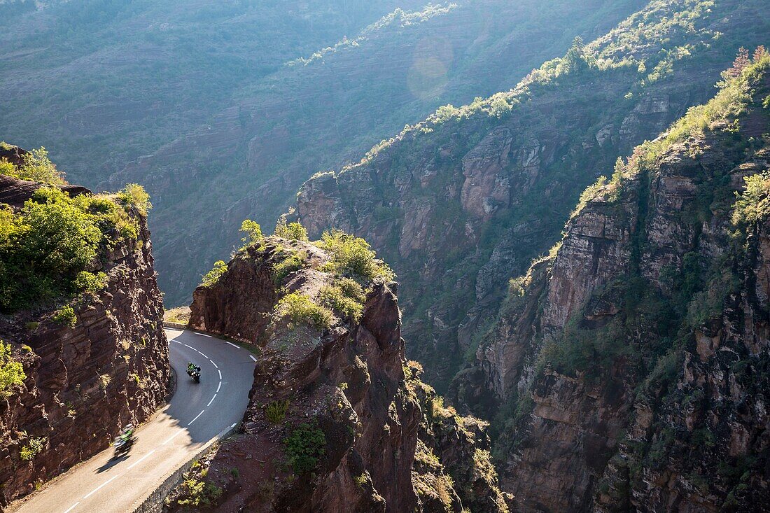 Frankreich, Alpes Maritimes, Nationalpark Mercantour, Tal des Haut Var, Departementstraße D2202, die in den roten Pelitfelsen der Daluis-Schlucht gegraben wurde