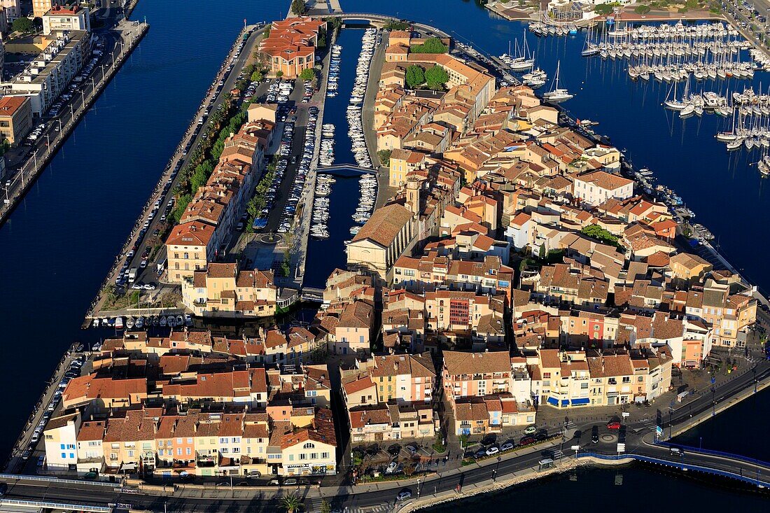 Frankreich, Bouches du Rhone, Martigues, Stadtteil der Insel, Galiffet-Kanal und Baussenque-Kanal rechts (Luftbild)