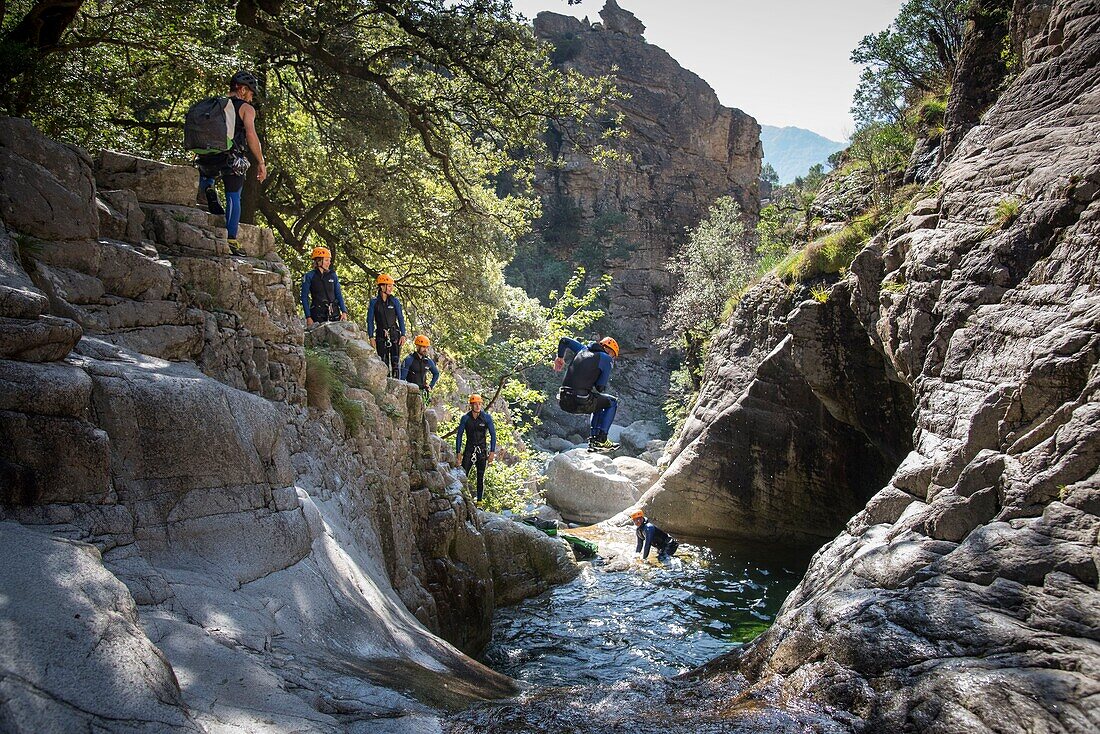 Frankreich, Corse du Sud, Bocognano, die Schlucht des Richiusa, Sprung in den Becken smaragdgrüne Farbe