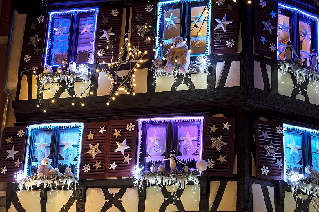 Frankreich, Haut Rhin, Colmar, Rue des Marchands, Fachwerkhäuser, Beleuchtungen während des Weihnachtsmarktes