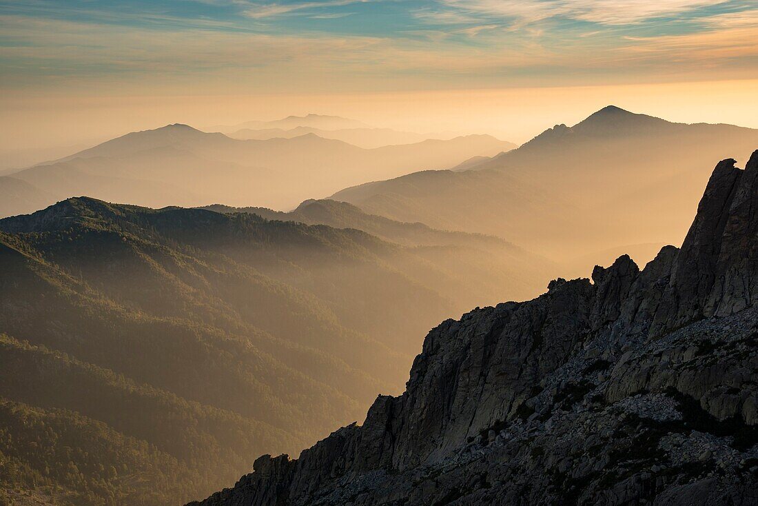 Frankreich, Haute Corse, Corte, Restonica-Tal, Wanderung im Regionalen Naturpark, auf dem GR 20, vorbei am Südkamm der Punta Muzella, Blick auf das Fiume-Tal bei Sonnenuntergang