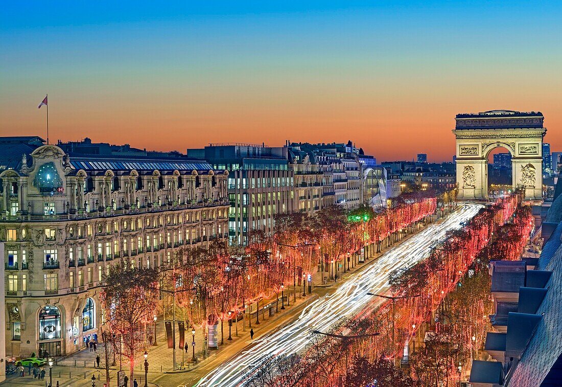 Frankreich, Paris, weihnachtlich beleuchtete Allee Champs-Elysées und Triumphbogen