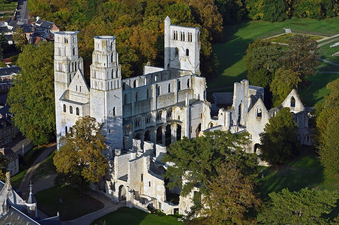 Frankreich, Seine Maritime, Jumieges, Normannische Seine-Mäander Regionaler Naturpark, Abtei Saint Pierre (Luftaufnahme)