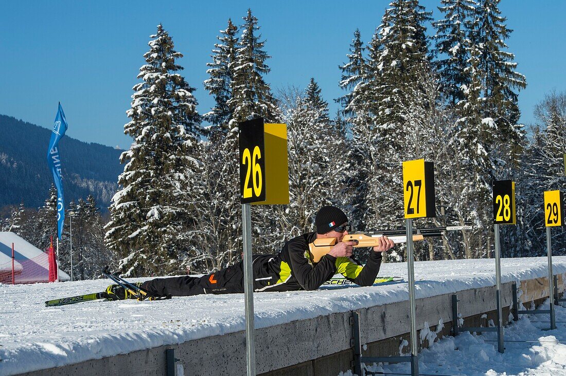 Frankreich, Haute Savoie, Massiv des Mont Blanc, die Contamines Montjoie, Biathlonsportler beim Training auf dem Schießstand des Nordischen Raumes, Aufnahme in liegender Position