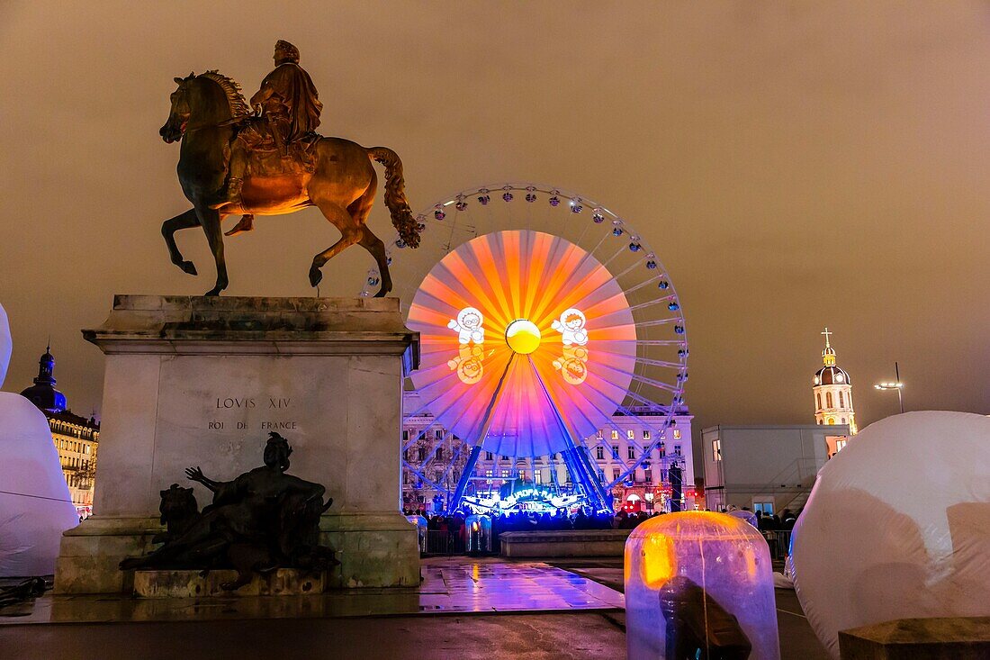 Frankreich, Rhone, Lyon, historische Stätte, die von der UNESCO zum Weltkulturerbe erklärt wurde, Reiterstandbild von Ludwig XIV. auf der Place Bellecour während der Fete des Lumieres (Lichtfest), Ausstellung Une Petite Place Pour de Grands Reves von Moetu Battle und David Passegand