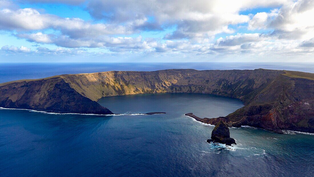 Frankreich, Indischer Ozean, Französische Süd- und Antarktisgebiete, die von der UNESCO zum Weltnaturerbe erklärt wurden, Insel Saint-Paul, die Klippe mit dem Quille-Felsen im Vordergrund (Luftaufnahme)
