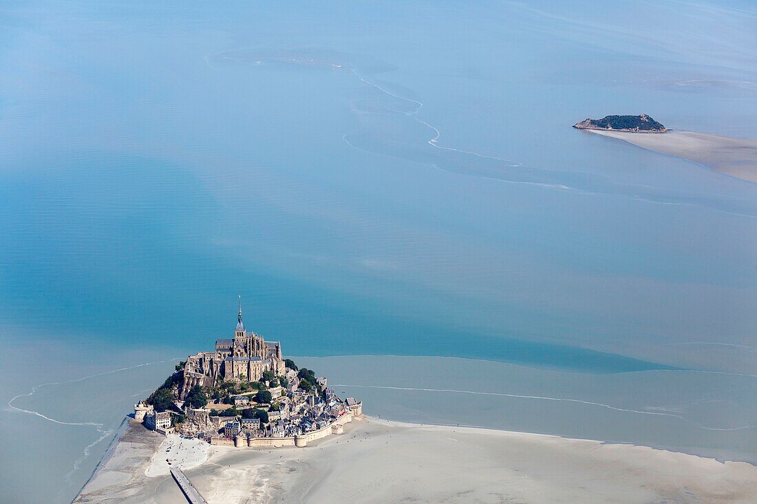 Frankreich, Manche, Le Mont Saint Michel, von der UNESCO zum Weltkulturerbe erklärt, Tombelaine und Mont Saint Michel (Luftaufnahme)