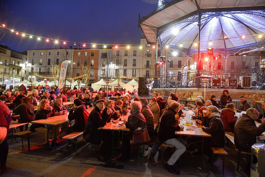 Frankreich, Herault, Sete, Fest des Seeigels, Tisch der Abendgäste neben einem Musikpavillon