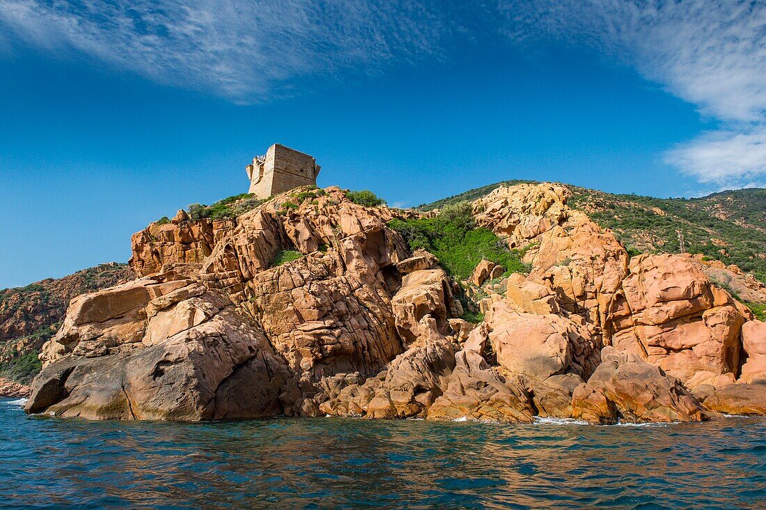 Frankreich, Corse du Sud, Porto, Golf von Porto, von der UNESCO zum Weltkulturerbe erklärt, der Genueser Turm beherrscht den Hafenpass