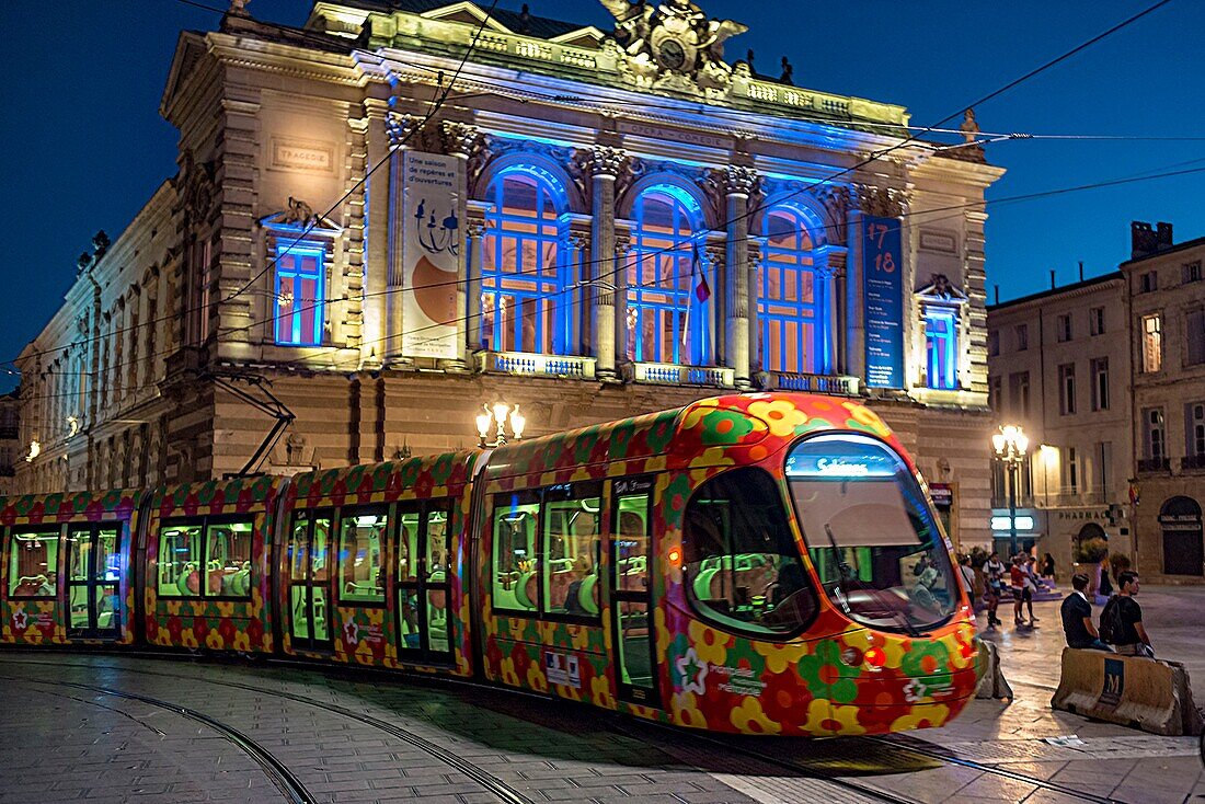 Frankreich, Herault, Montpellier, Comedie Place, Durchfahrt einer Straßenbahn vor einem Theater bei Nacht