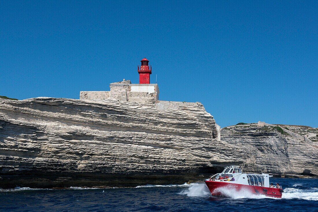 Frankreich, Corse du Sud, Bonifacio, die Boote des Spaziergangs passieren in der Nähe des Leuchtturms von Madonetta, um die Höhle von Sdragonato zu besuchen, deren Öffnung zum Himmel die Insel Korsika darstellt