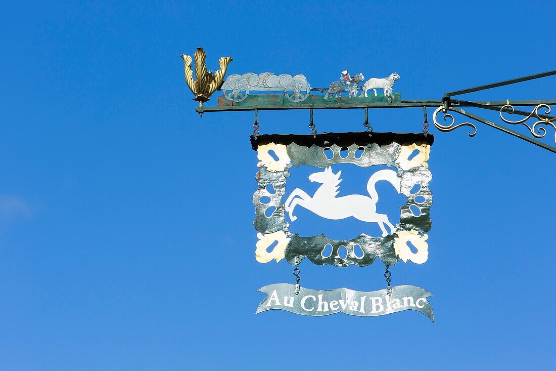 Frankreich, Haut Rhin, Route des Vins d'Alsace, Eguisheim mit der Aufschrift Les Plus Beaux Villages de France (Eines der schönsten Dörfer Frankreichs), Ladenschild