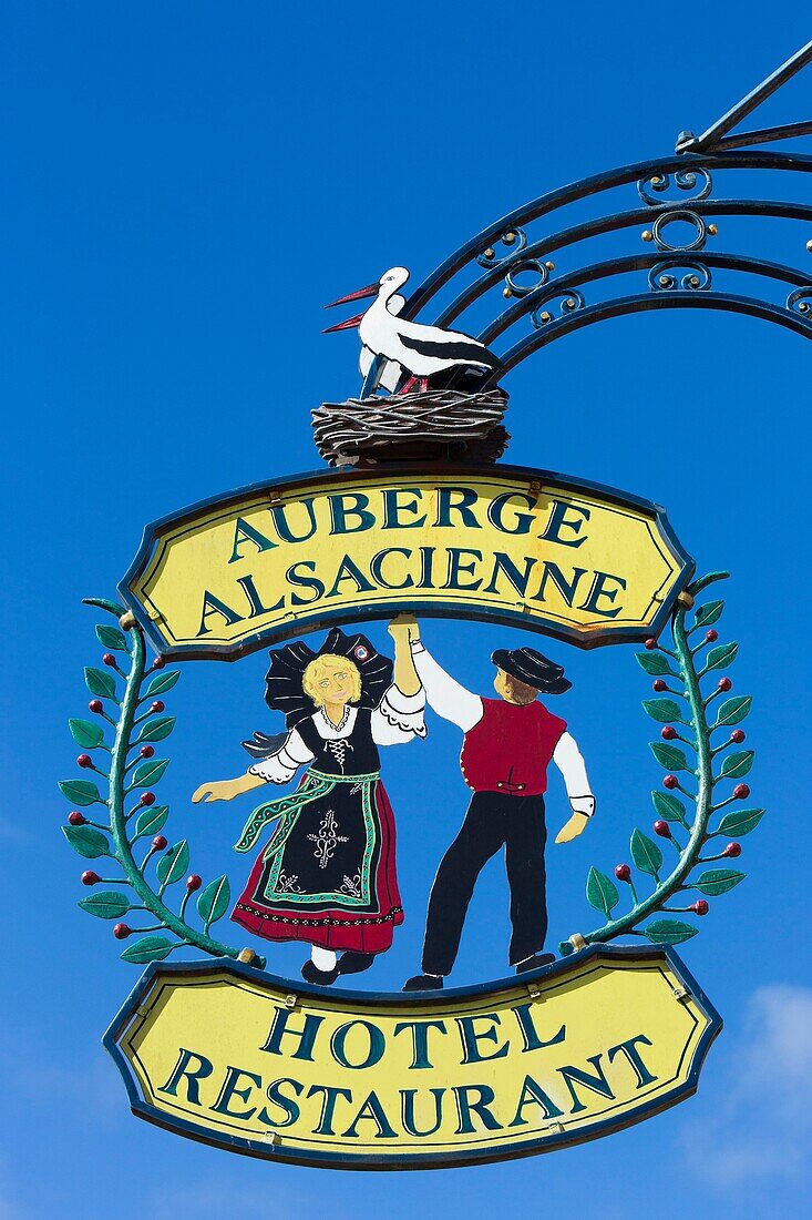 Frankreich, Haut Rhin, Route des Vins d'Alsace, Eguisheim mit der Bezeichnung Les Plus Beaux Villages de France (Eines der schönsten Dörfer Frankreichs), Schild eines Hotels und eines Restaurants
