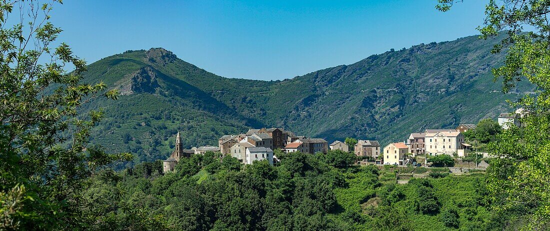 Frankreich, Haute Corse, Castanicia, regionaler Naturpark, der Weiler Ficaja vom Dorf La Porta aus gesehen