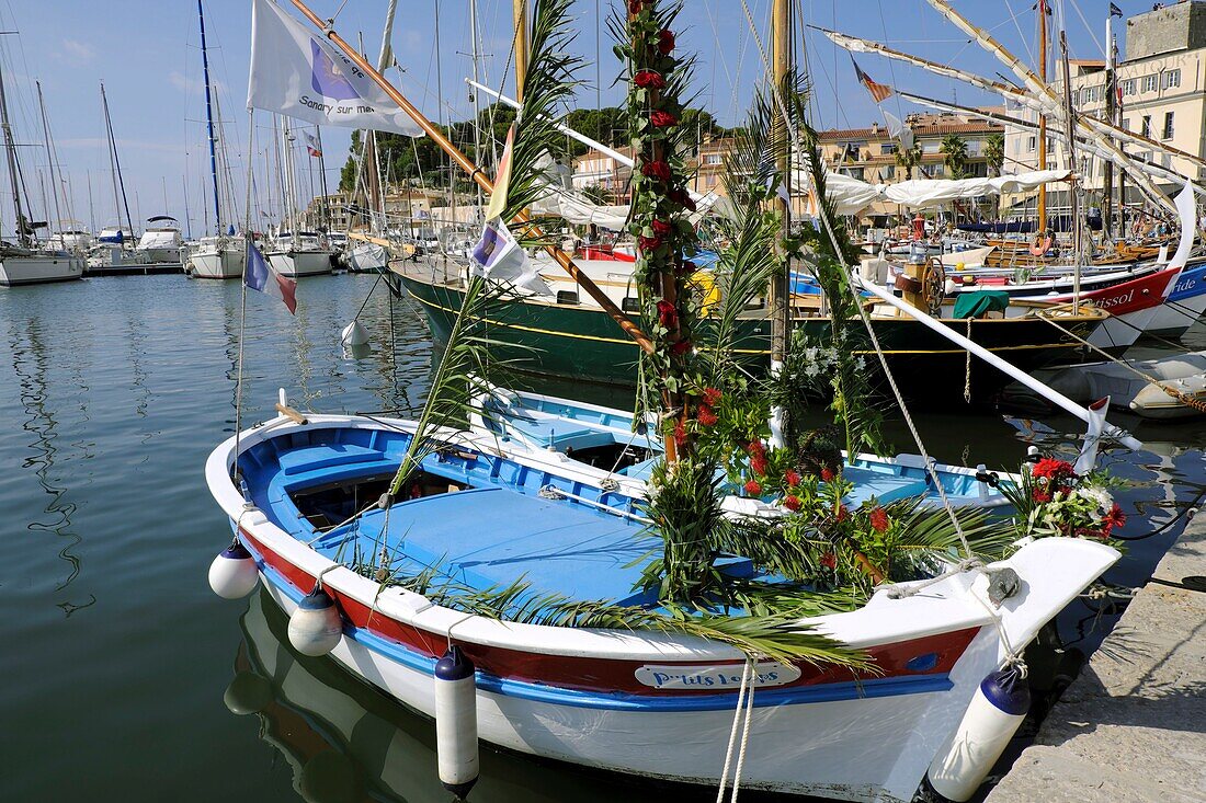 Frankreich, Var , Sanary, der Hafen, Festival der Traditionen und der Tage des Kulturerbes im September, Taufe eines gerade zu restaurierenden Punktes, traditionelles Fischerboot, Dekorationen