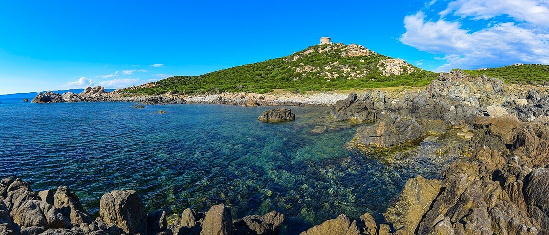 Frankreich, Corse du Sud, Campomoro, Tizzano, Senetosa-Reservat, Wanderung auf dem Küstenpfad des Reservats, Panoramablick auf die Küste und den Genueser Turm