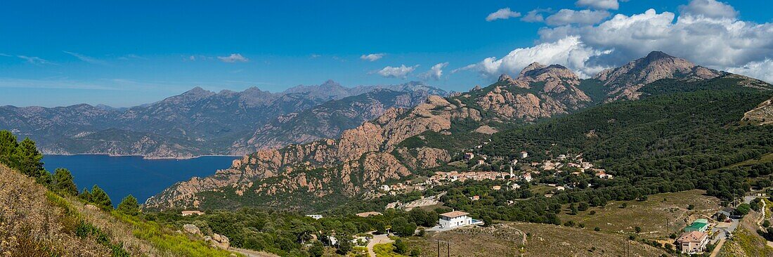 Frankreich, Corse du Sud, Porto, Golf von Porto, von der UNESCO zum Weltkulturerbe erklärt, Panoramablick auf Piana, eines der schönsten Dörfer Frankreichs, vom Gipfel des Monte San Ghiabicu und dem Capu d'Orto aus gesehen