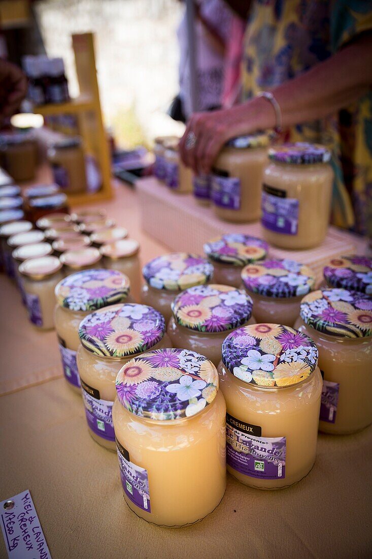Frankreich, Drome, Drome provencale, Ferrassieres, das Lavendelfest in Ferrassieres, Stand mit Honig aus biologischem Anbau