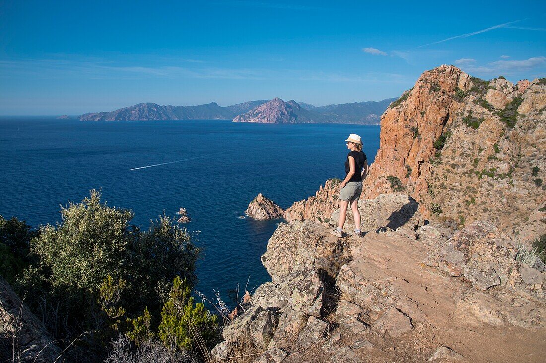 Frankreich, Corse du Sud, Porto, Golf von Porto von der UNESCO zum Weltkulturerbe erklärt, Wanderung zum Capo Rosso, Blick auf die zerfetzte Küste