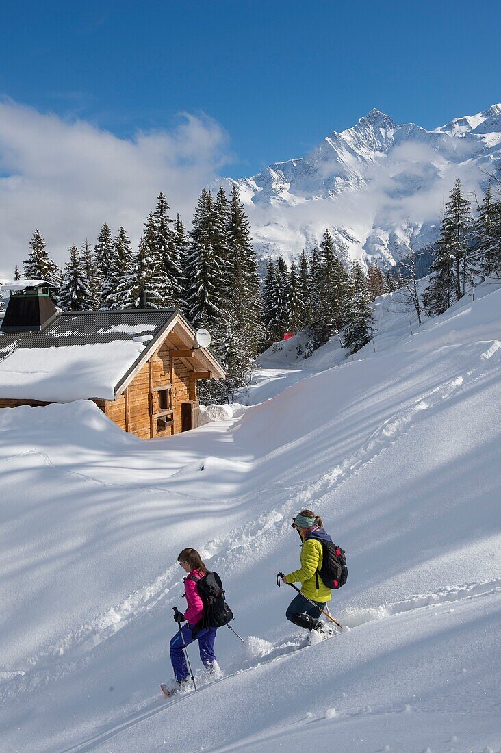 Frankreich, Haute Savoie, Massiv des Mont Blanc, die Contamines Montjoie, Spuren rund in Schlägern mit Schnee von den Spuren der Etappe in Richtung der Hütte von Joux