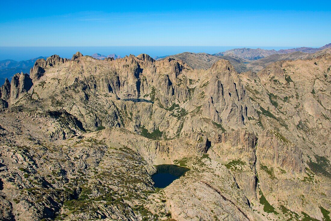 Frankreich, Haute Corse, Corte, Restonica-Tal, Flug über die Seen des regionalen Naturparks, hier der Rinoso-See (Luftaufnahme)
