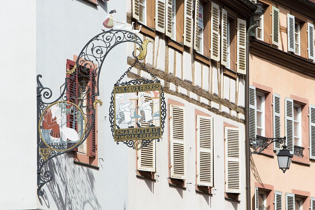 Frankreich, Haut Rhin, Route des Vins d'Alsace, Colmar, Detail des Ladenschilds der Metzgerei und Feinkosthandlung Aux Deux Freres