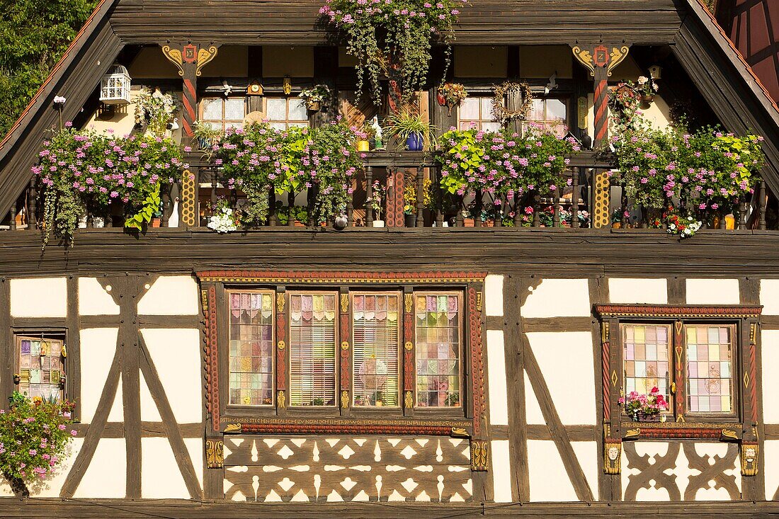 Frankreich, Haut Rhin, Route des Vins d'Alsace, Kaysersberg mit der Bezeichnung Les Plus Beaux Villages de France (Eines der schönsten Dörfer Frankreichs), Detail des Herzer-Hauses von 1592