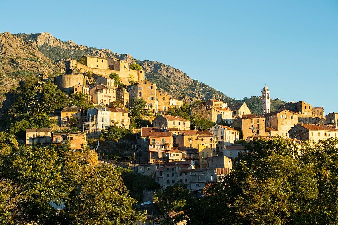 Frankreich, Haute Corse, Corte, Sonnenaufgang über der Altstadt und der Zitadelle