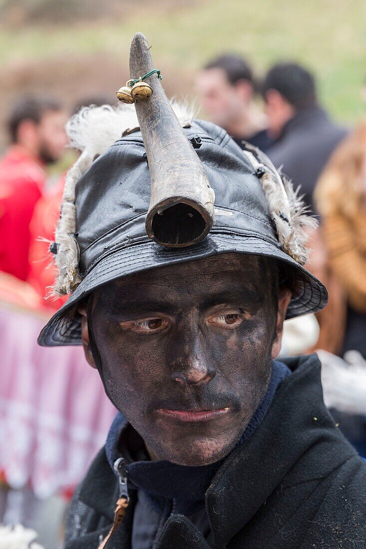 Frankreich, Pyrenees Atlantiques, Baskisches Land, Sainte Engrace, Die Souletine Masquerade (Xiberoko Maskarada) ist ein umherziehender Karnevalsritus, der von Dorf zu Dorf zieht