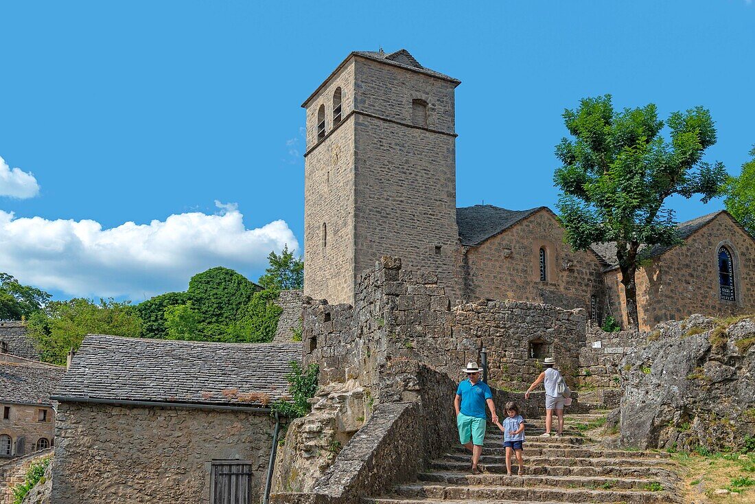 Frankreich, Aveyron, La Couvertoirade, "Les Plus Beaux Villages de France" (Die schönsten Dörfer Frankreichs), Steintreppe, die zur auf einem Felsen errichteten Kirche des Heiligen Cristol aus dem XIV.