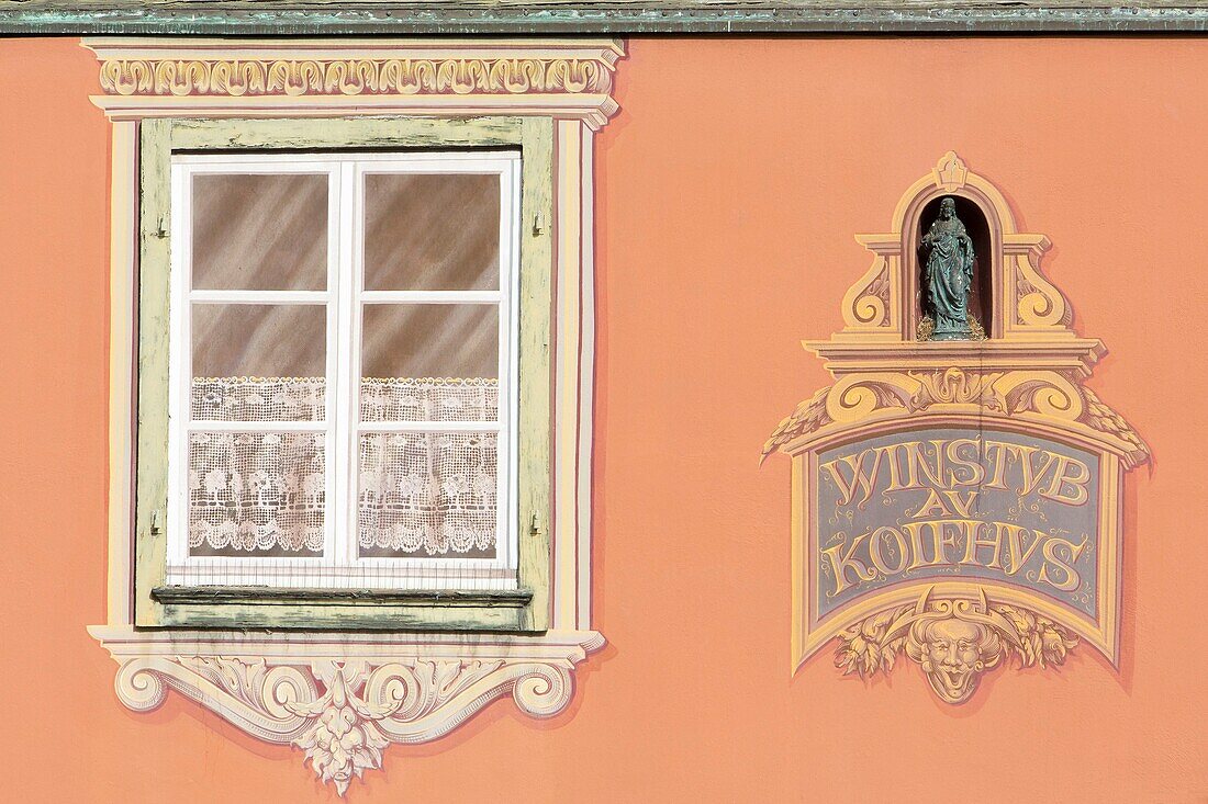 Frankreich, Haut Rhin, Route des Vins d'Alsace, Colmar, Fassade eines Fachwerkhauses in Trompe l'oeil am Place de l'Ancienne Douane (ehemaliger Zollplatz)