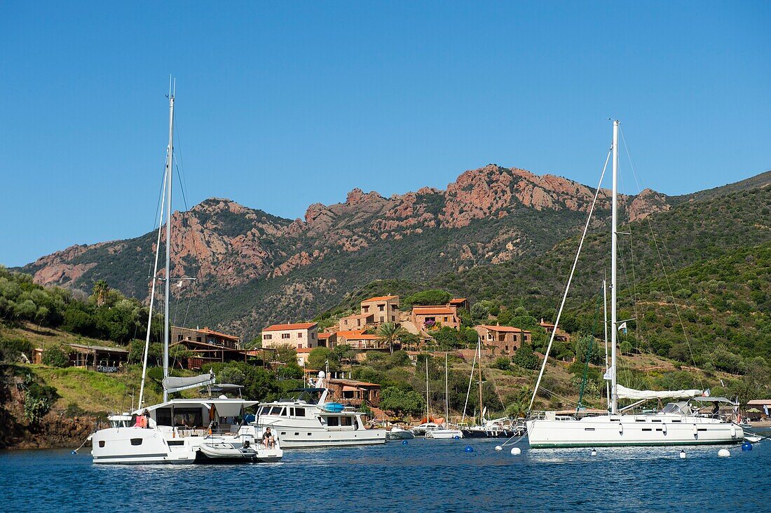 Frankreich, Corse du Sud, Porto, Golf von Porto von der UNESCO zum Weltkulturerbe erklärt, das Dorf Girolata per Boot oder zu Fuß erreichbar, Segelboote ankern im Hafen