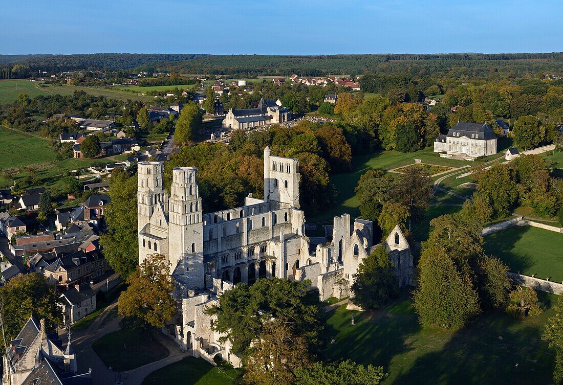 Frankreich, Seine Maritime, Jumieges, Normannische Seine-Mäander Regionaler Naturpark, Abtei Saint Pierre (Luftaufnahme)