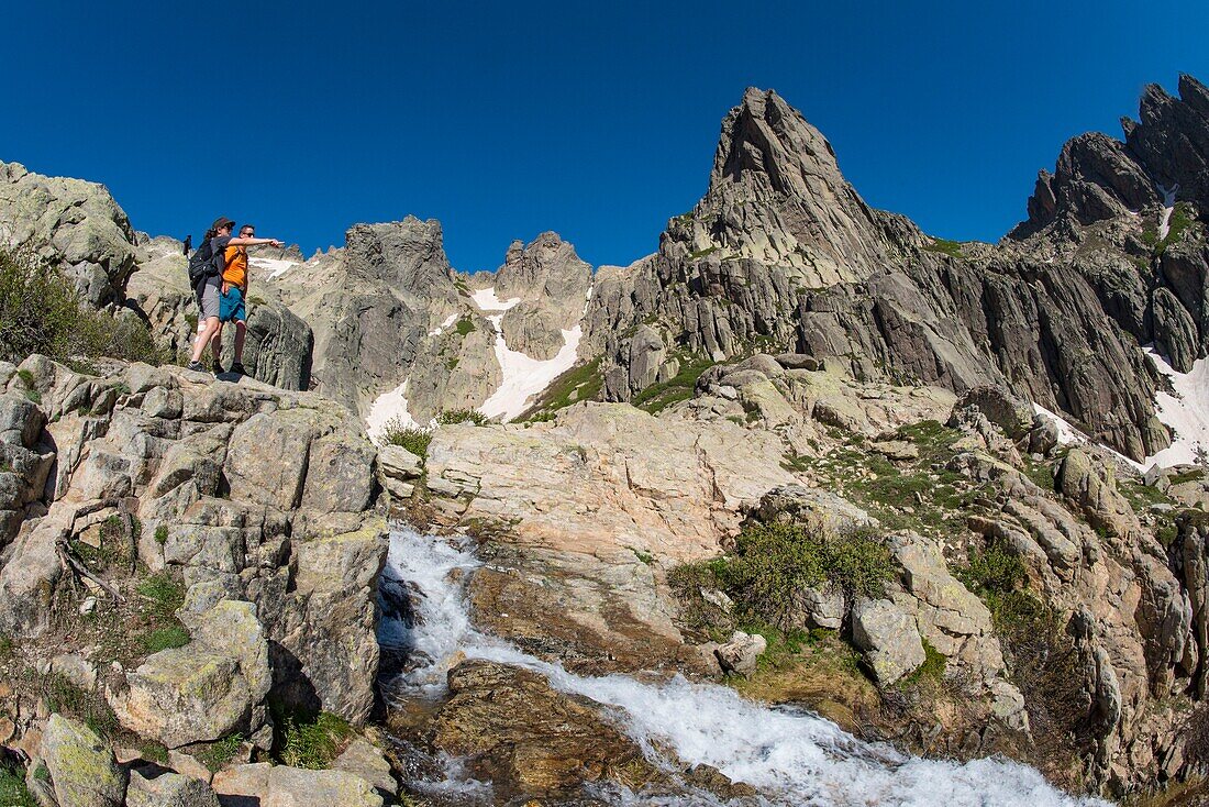 Frankreich, Haute Corse, Corte, Restonica-Tal, im regionalen Naturpark, Wanderung zu den Seen der Höhe, Weg zwischen Melo-See und Capitello und Punkte der 7 Seen und Capitello und Geburt des Wildbachs Restonica