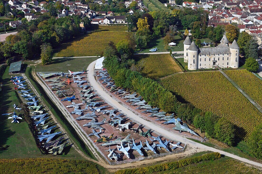Frankreich, Cote d'Or, Savigny Les Beaune, das Schloss, der Weinberg und das Kampfflugzeugmuseum