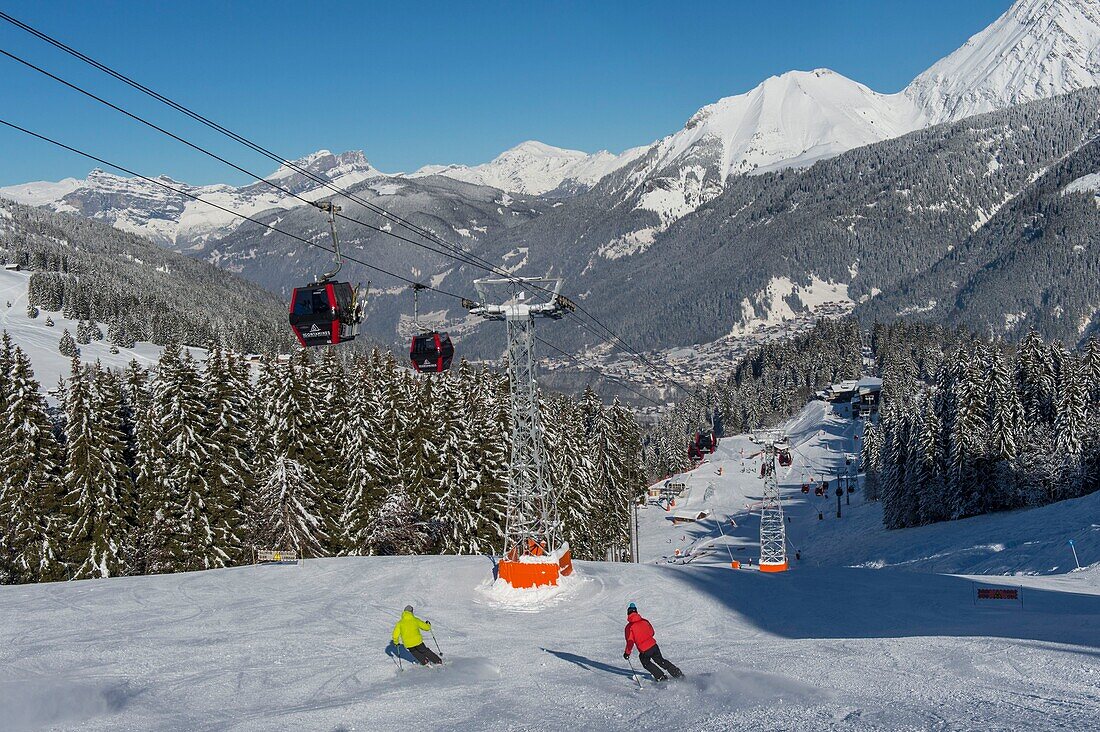 France, Haute Savoie, Massif of the Mont Blanc, the Contamines Montjoie, the short ski method on the ski slopes under cable railway of the Signal and the mount Vorassay