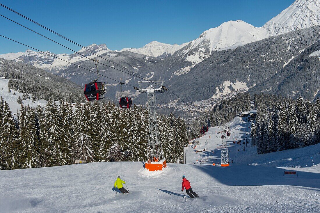 Frankreich, Haute Savoie, Massiv des Mont Blanc, die Contamines Montjoie, die kurze Skimethode auf den Skipisten unter Seilbahn des Signal und der Berg Vorassay