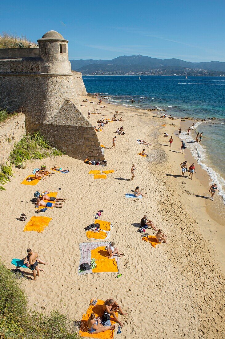 Frankreich, Corse du Sud, Ajaccio, ein Turm der Zitadelle Miollis und der Strand, die orangen Handtücher sind die des Kreuzfahrtschiffes