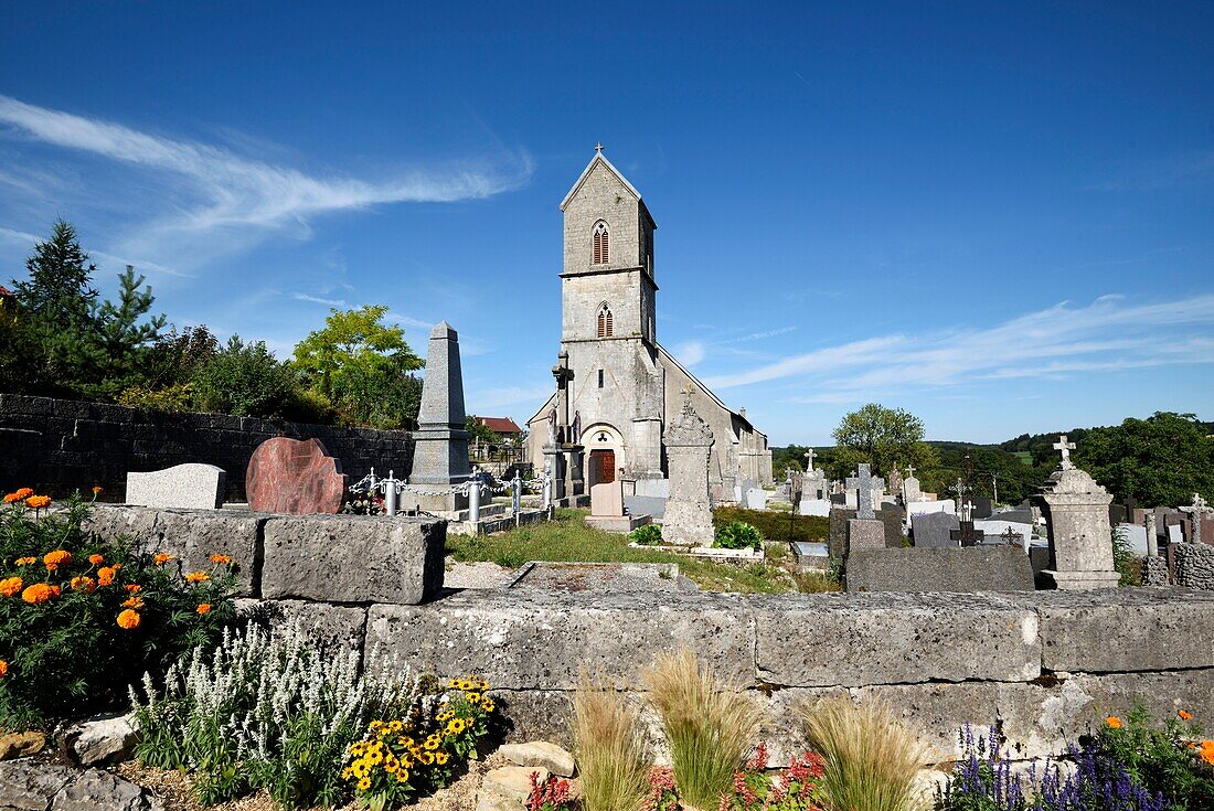 Frankreich, Territoire de Belfort, Saint Dizier l Eveque, Kirche Saint Dizier aus dem 11. Jahrhundert, Friedhof