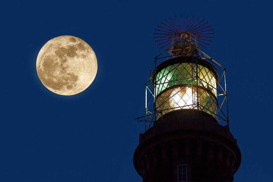 Frankreich, Finistere, Ponant-Inseln, Regionaler Naturpark Armorica, Meer der Iroise, Insel Ouessant, Biosphärenreservat (UNESCO), Vollmond über der Laterne des Leuchtturms von Créac'h