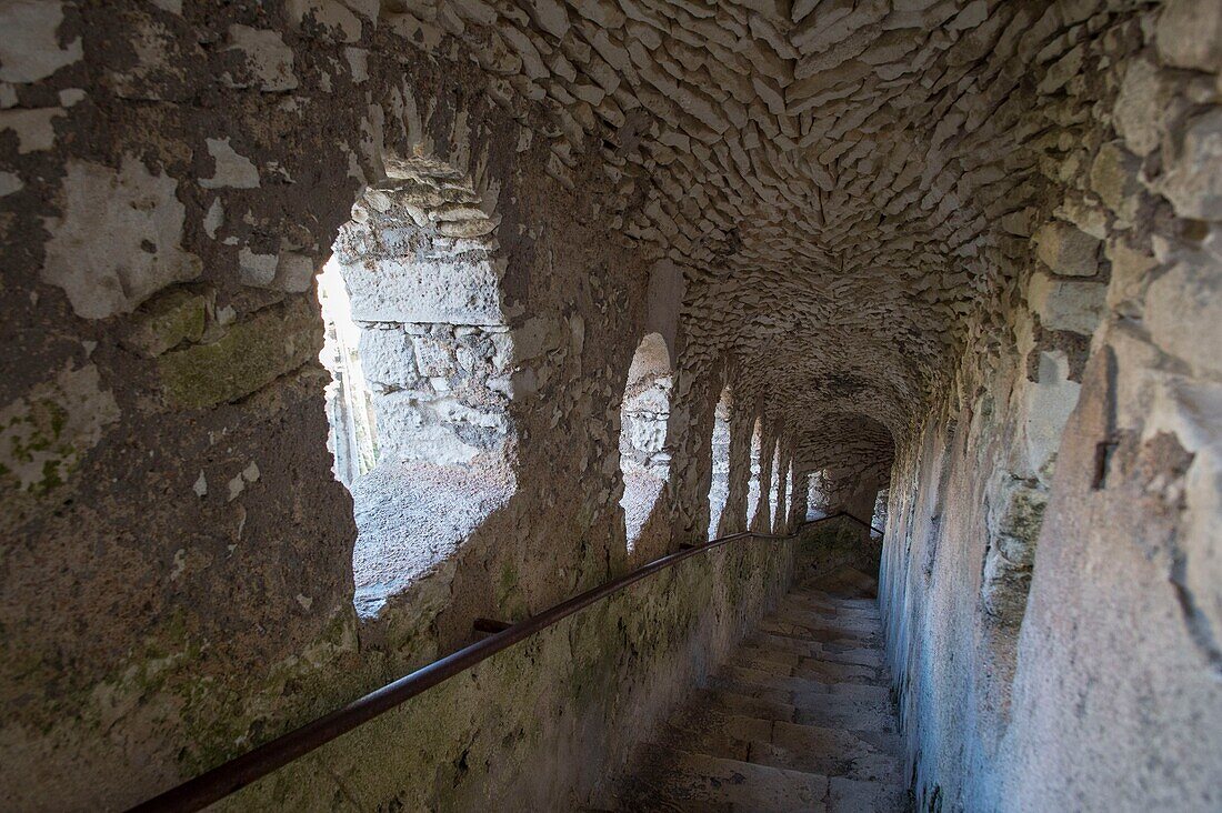 Frankreich, Corse du Sud, Bonifacio, Zitadelle, auf den Festungsmauern im Gang die mittelalterliche Galerie