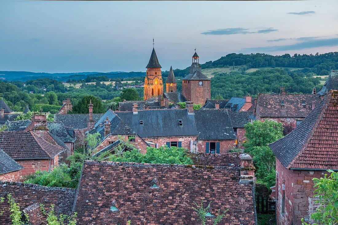 Frankreich, Correze, Dordogne-Tal, Collonges la Rouge, Aufschrift Les Plus Beaux Villages de France (Die schönsten Dörfer Frankreichs), Dorf aus rotem Sandstein, Glockenturm der Kirche Saint Pierre