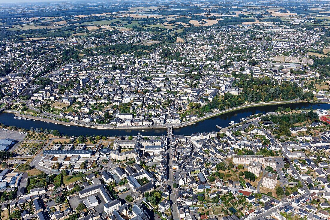 Frankreich, Mayenne, Chateau Gontier, die Stadt an der Mayenne (Luftaufnahme)