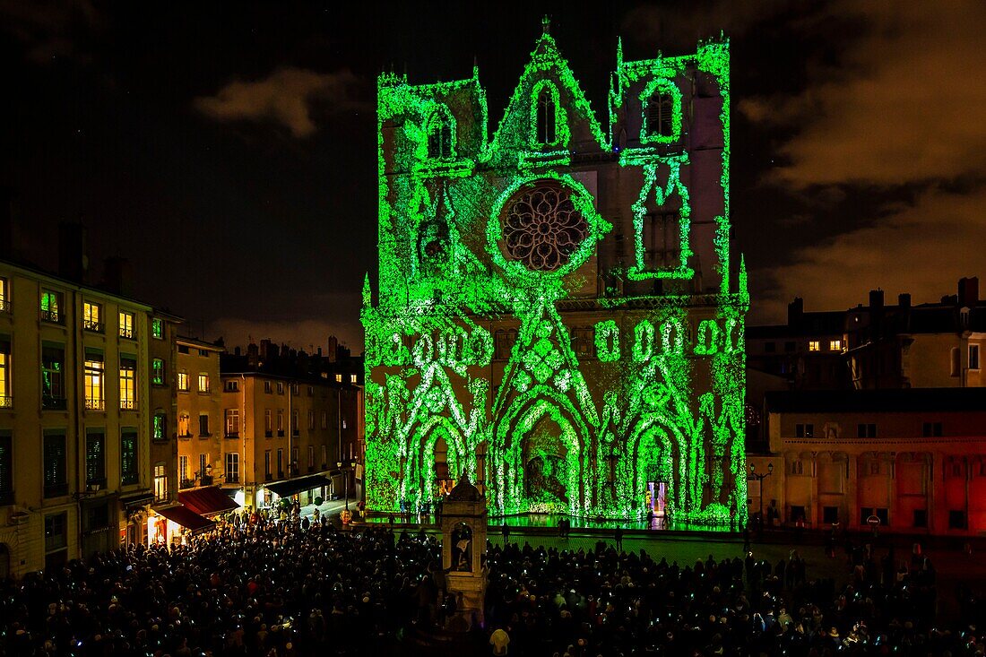 Frankreich, Rhône, Lyon, Stadtteil Vieux-Lyon, historische Stätte, die von der UNESCO zum Weltkulturerbe erklärt wurde, die Kathedrale von Lyon (Cathedrale Saint-Jean-Baptiste de Lyon) während der Fete des Lumieres (Lichtfest), Ausstellung Pigments De Lumière von Nuno Maya und Carole Purnelle